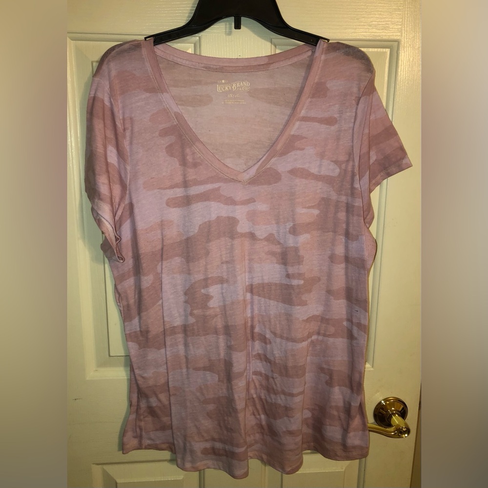 Lucky brand Short sleeve t shirt pink camo type design size 1X preowned cond. - Picture 3 of 6